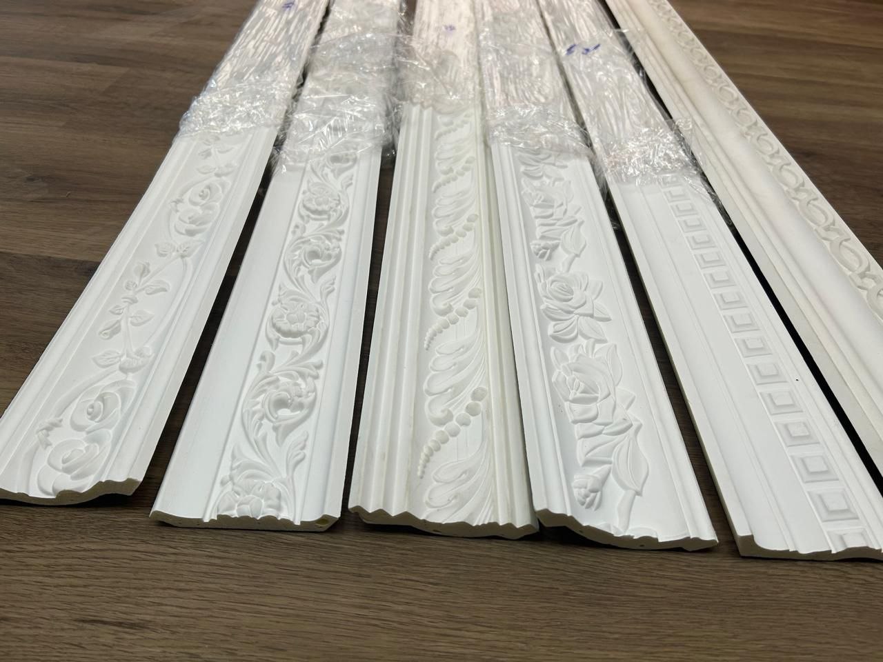 Different profiles and decorative patterns in white cornice samples
